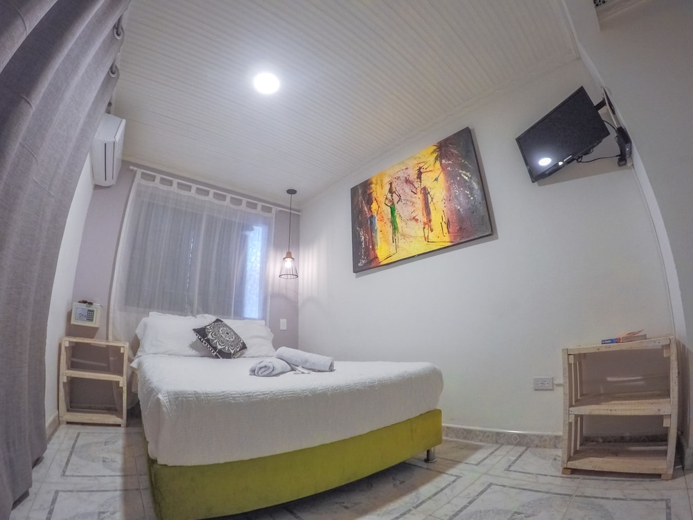 Wonderland Hostel By GB Collection