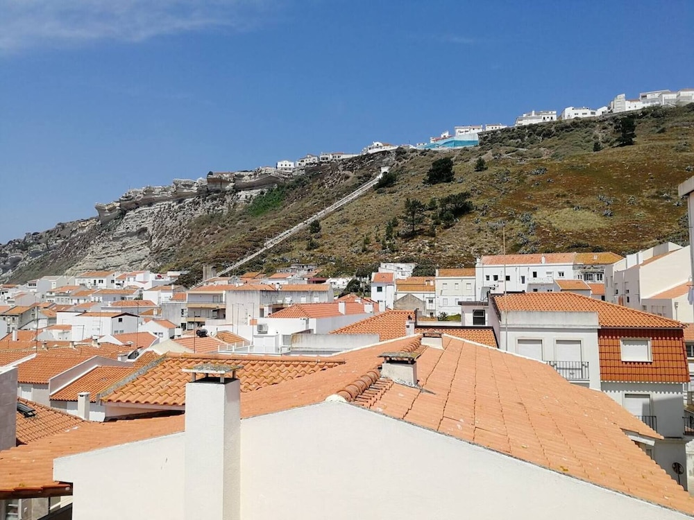 2 Bed Flat - Sleeps 5 - Parking - Wifi view 2