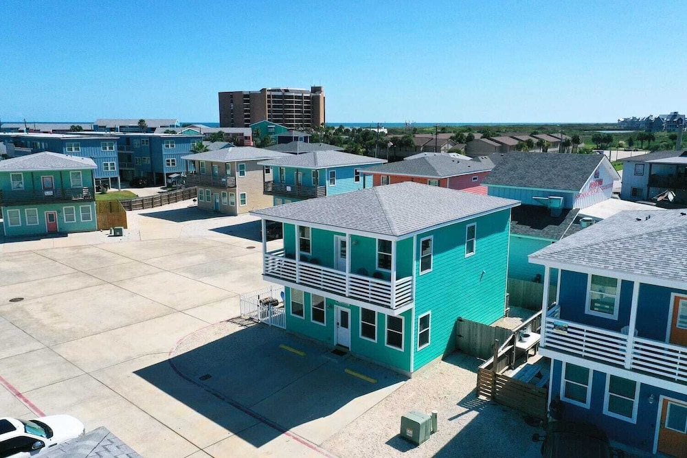 Sleeps 24, 2 Homes 2blocks to the Beach, Pool, Game Room, Patio w/ Outdoor Bar