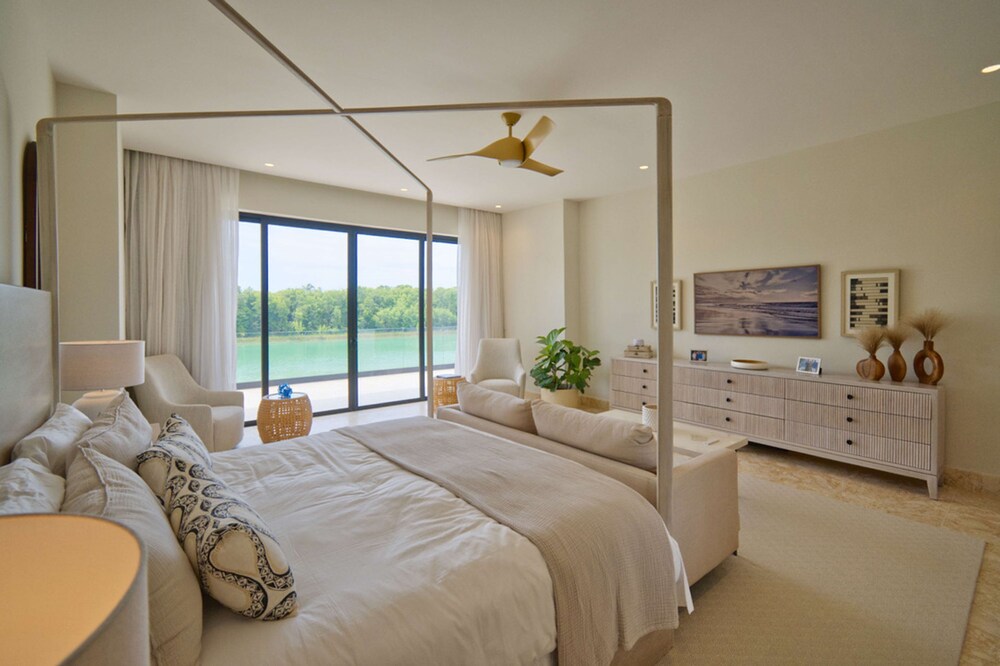 Modern Lake Villa With English Speaking Staff in Golf and Beach Resort