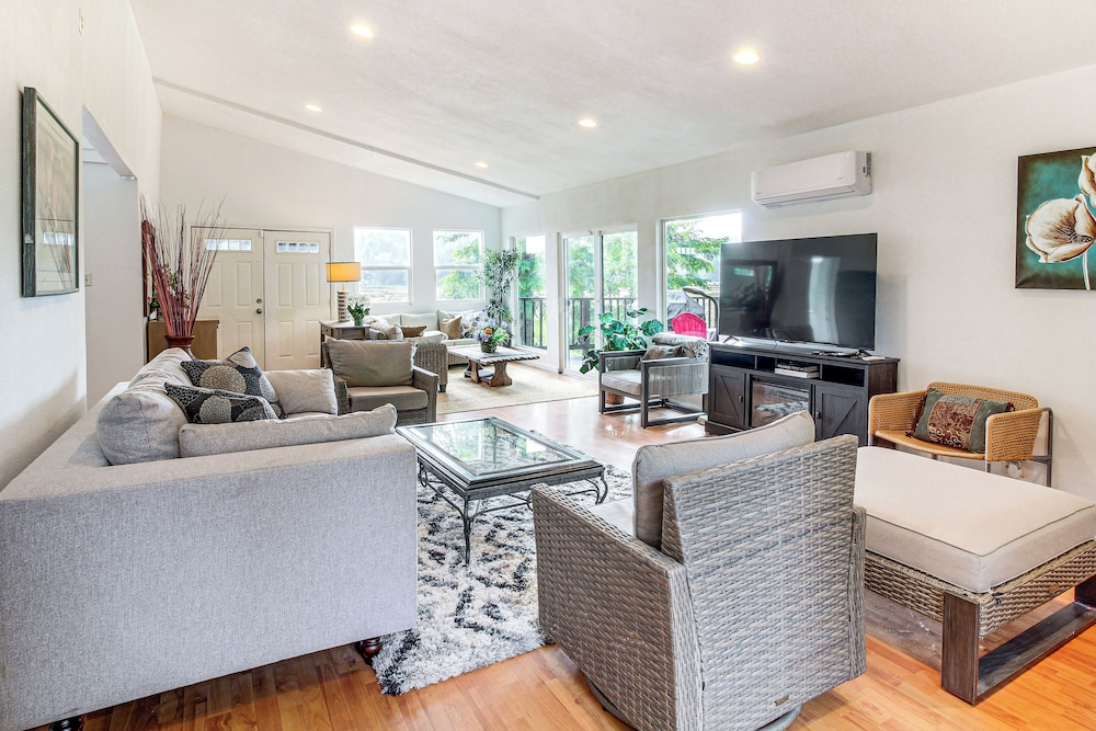 2 Mi to Downtown Coos Bay: Home w/ Deck, Fire Pits