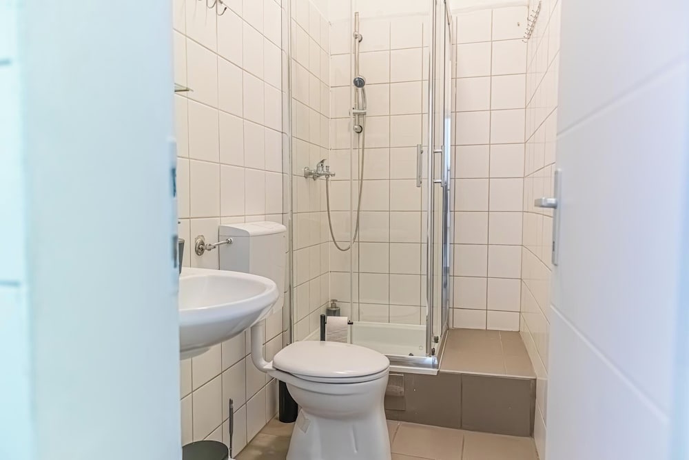 Elegant 2BR Apt Steps from Westbahnhof