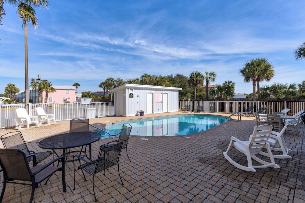 Sand Castles West A4: Steps to Beach, Pools, Private Balcony & More!