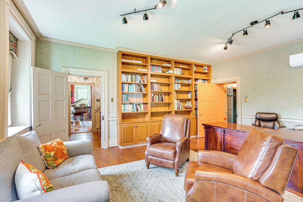 8 Mi to Reading: Spacious Farmhouse Retreat!