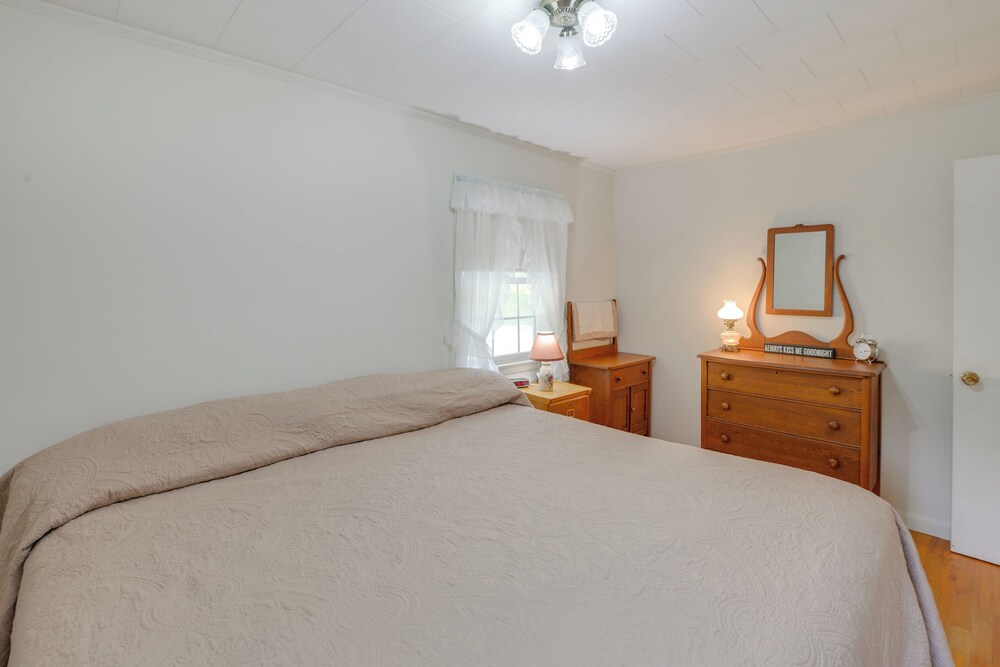 1 Mi to Main St: Charming Elsworth Home w/ Yard!