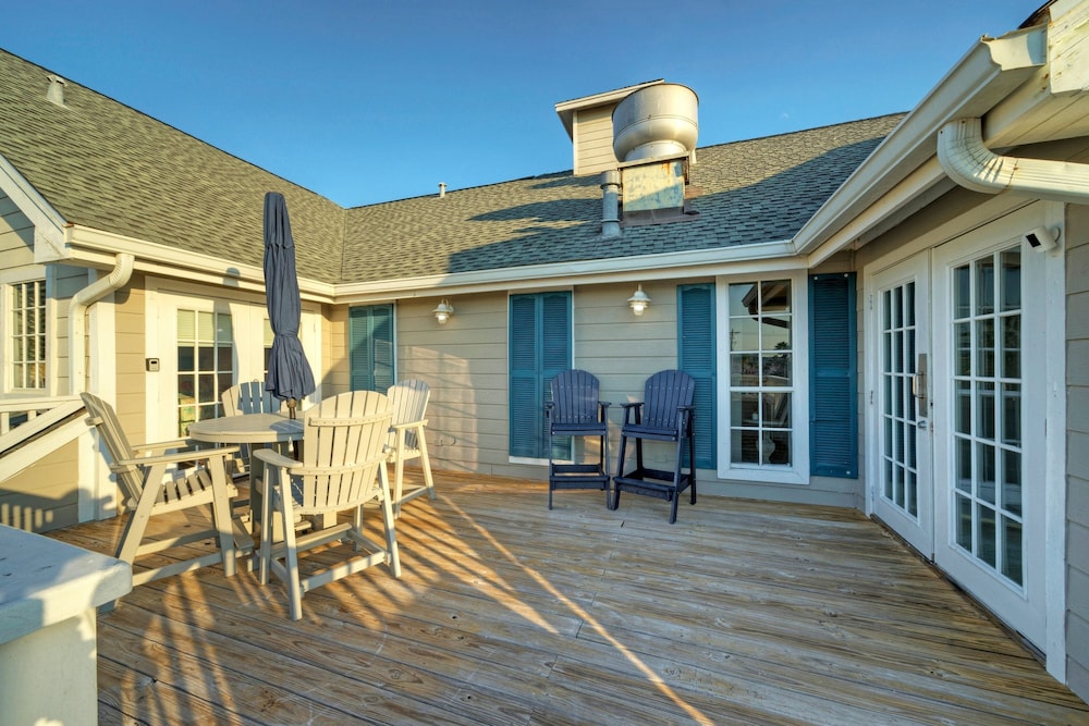 Dolphin at Trout Street Queen Suite w Kitchenette Marina-front Patio