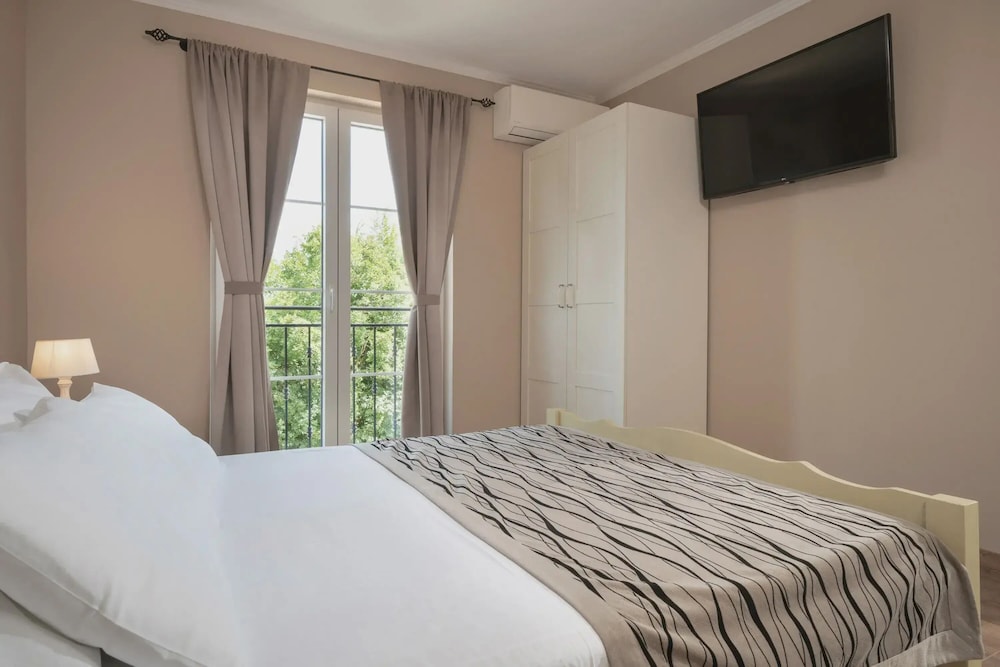 Lulu in Dobrinj With 4 Bedrooms and 4 Bathrooms
