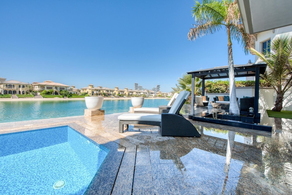 Glamourous Beachfront Villa on The Palm w Pool