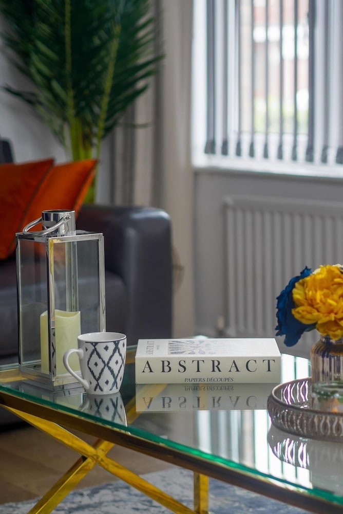 Stylish 4 Bed Apartment- Private Garden & Sleeps 8