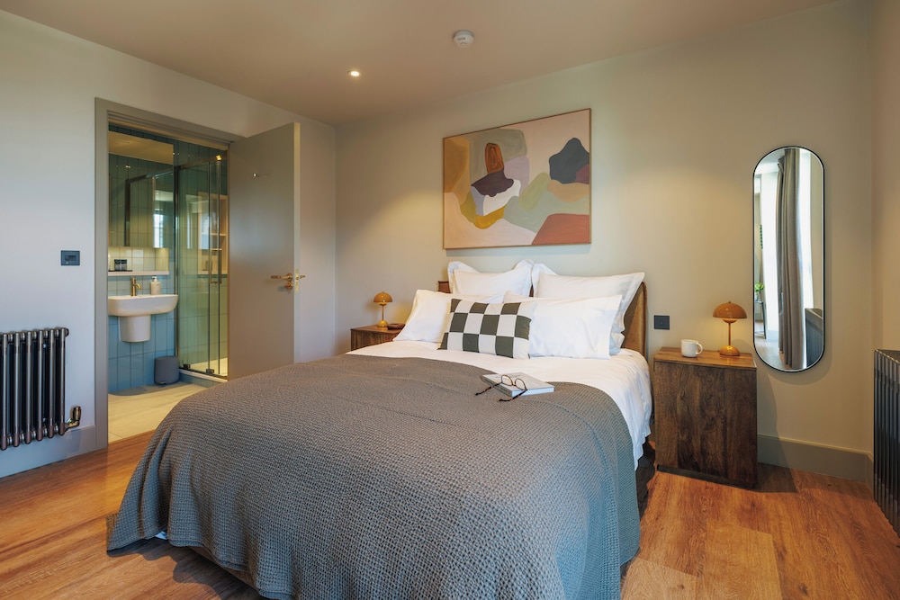 Modern Studio Flat With Rooftop Access view 3