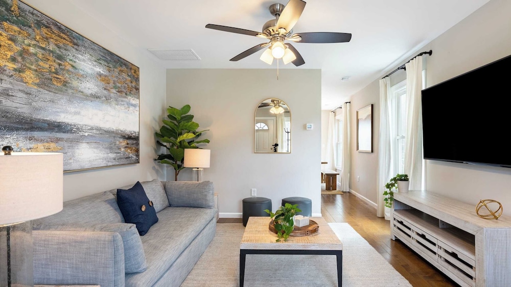 10 Townhomes, Sleeps 89 6 Mins to DT Asheville Sycamore Cove by Avantstay