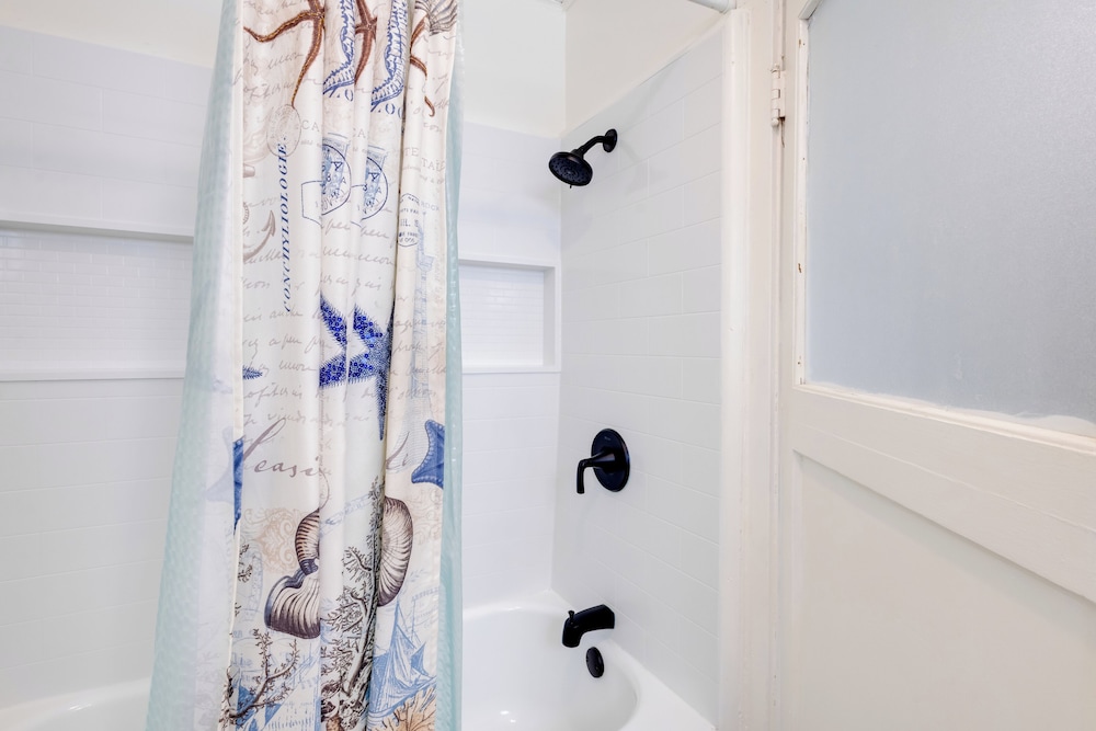 Walk to Shore: Rockaway Beach Retreat w/ Hot Tub!