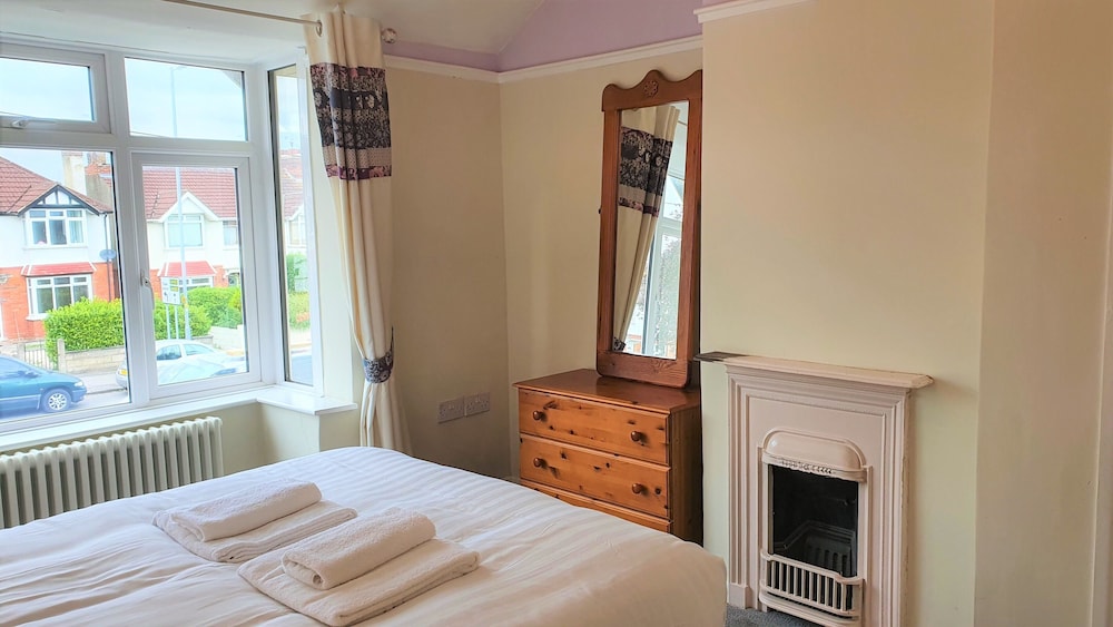 Large 5 Bedroom House Terrace Parking view 4