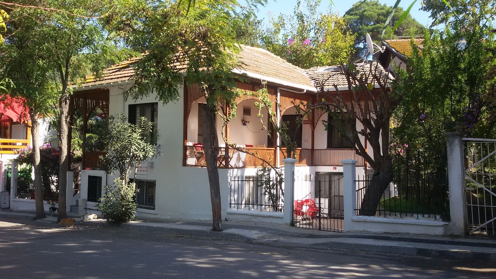 Orhan Kutbay'in Evi Turyolu Cafe Pansiyon