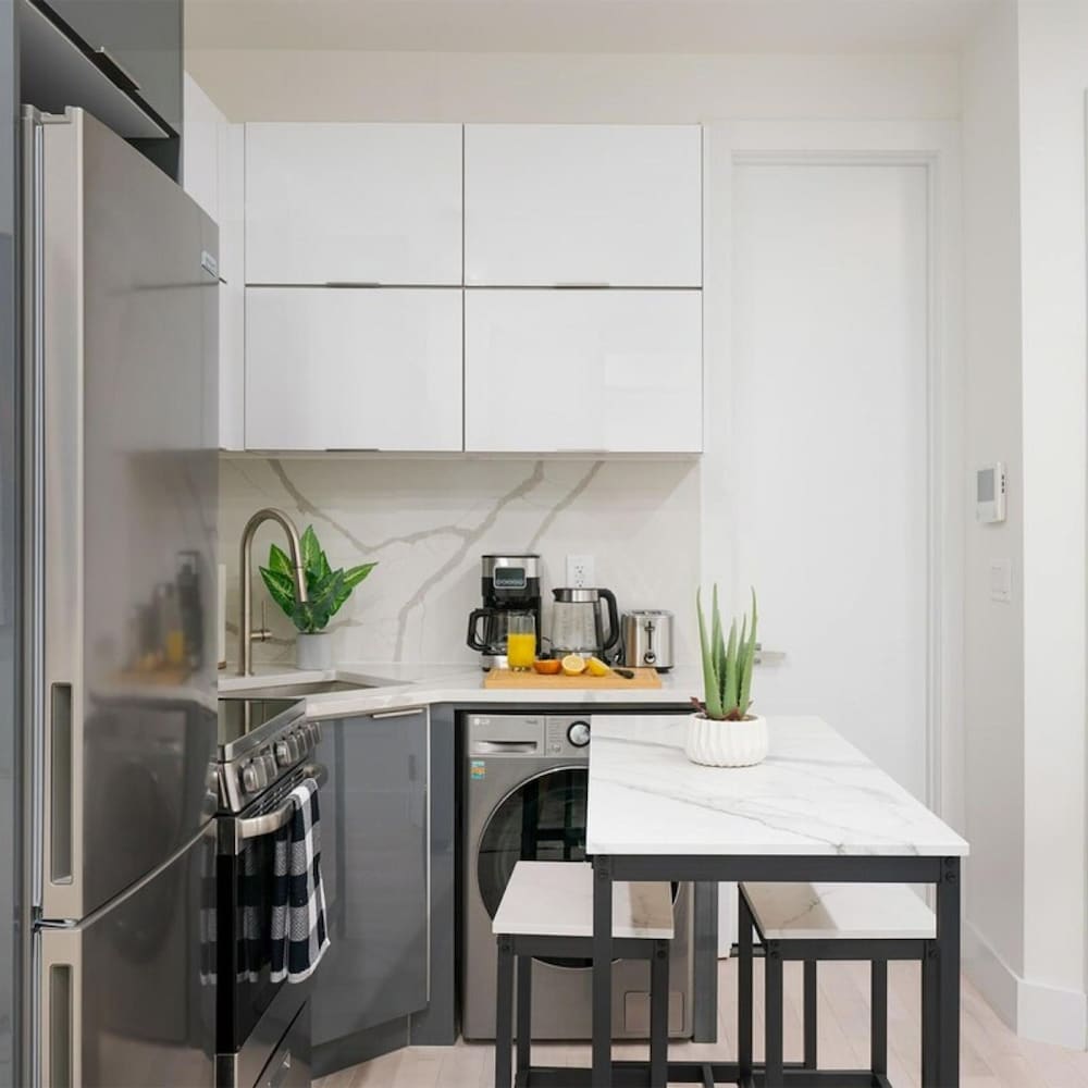 317-2a Sleek Modern 1Br UES W D