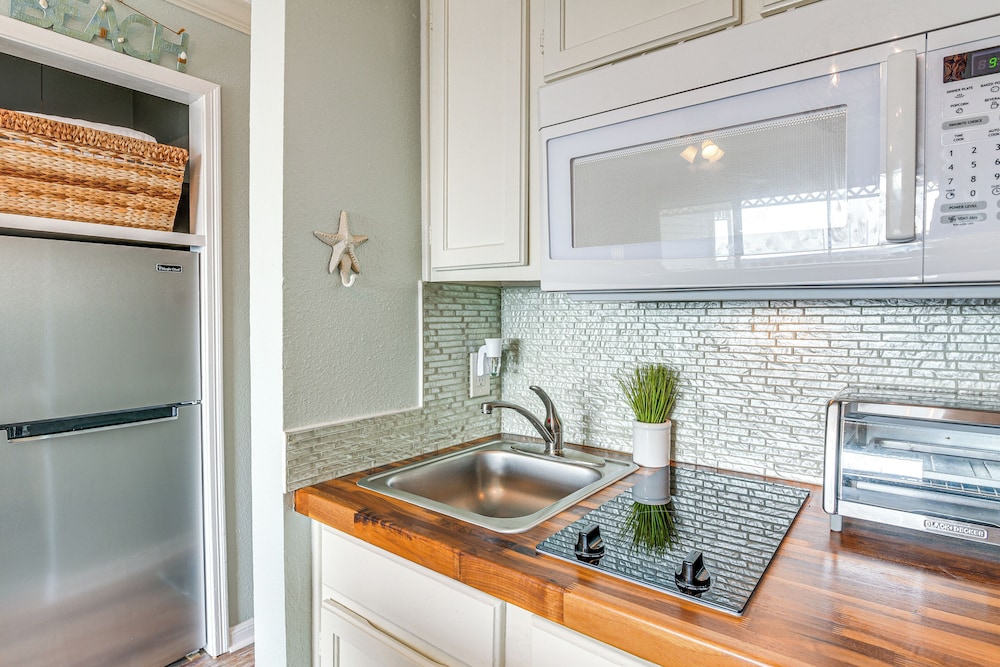 Pool & Hot Tub Access: Beachside Galveston Condo!