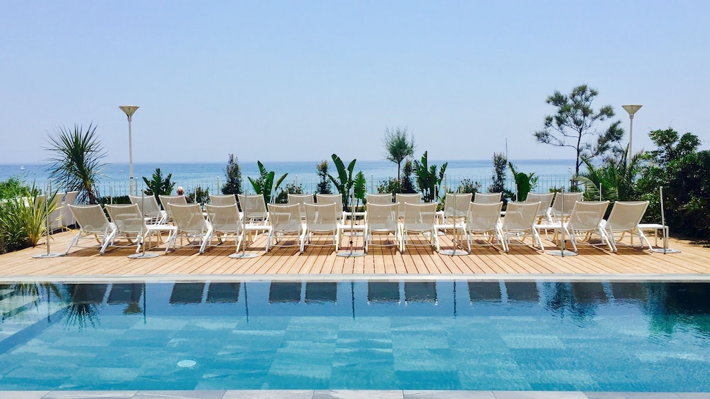 Grand Hotel Des Sablettes Plage, Curio Collection By Hilton