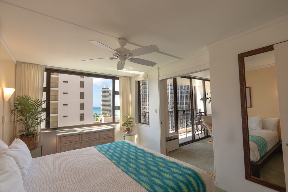 Waikiki Banyan - Partial Ocean View Tower 2 Suite 1204 view 4