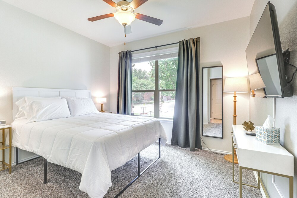 10 Mi to Dtwn Austin: Family Home w/ Communal Pool