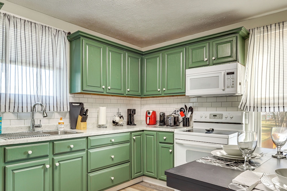 1 Mi to Camden Clark: Central Parkersburg Condo