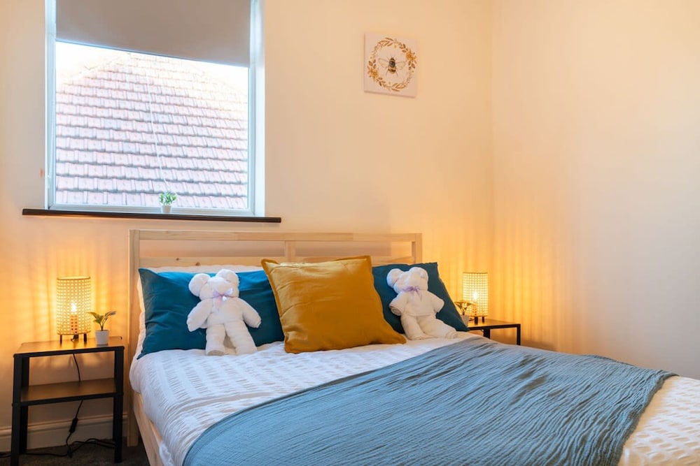 Stylish 3 Bed House-free Parking