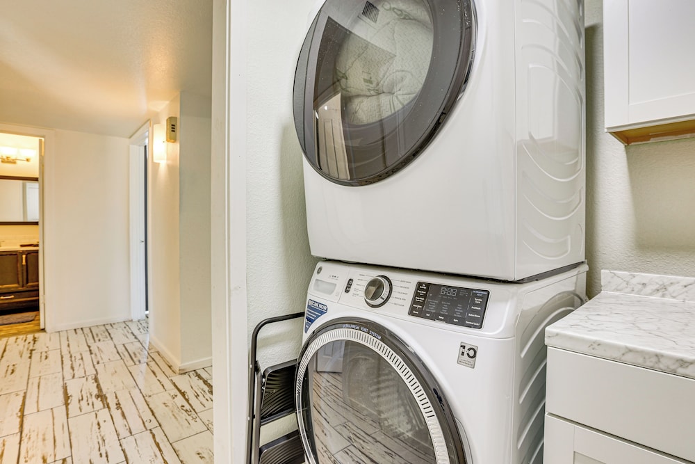 Welcoming Retreat w/ Pool & Patio in Peoria!