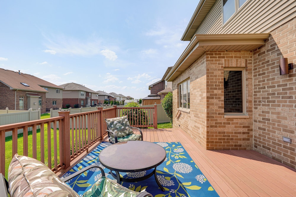 Game Room & Deck: Family Home in Chicago Area!