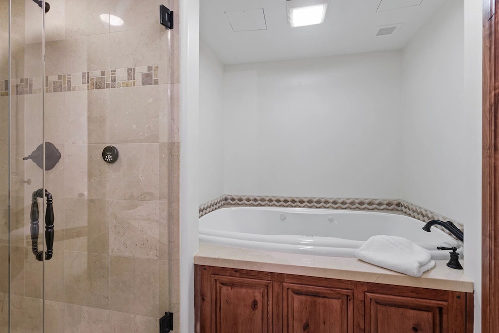 Grand Lodge - Four Bedroom #306 - Ski-in/ski-out 4 Condo