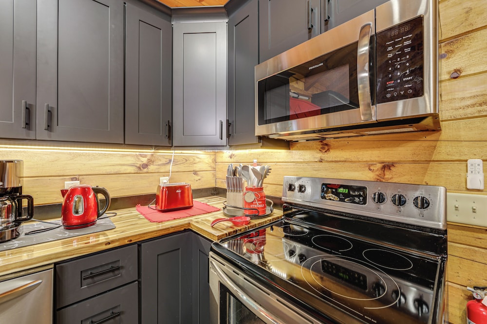 1 Mi to Dtwn Gatlinburg: Hot Tub Haven in Smokies!