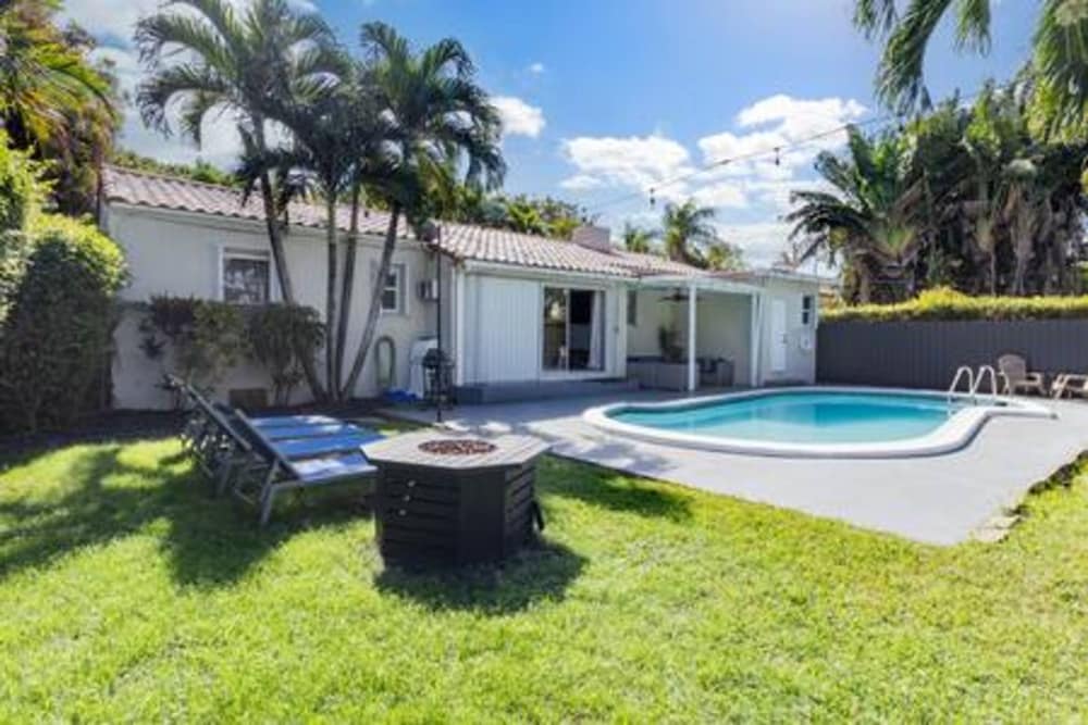 437 NE 107th Pool Hot Tub Patio 5 Bedrooms 3 Baths Parking