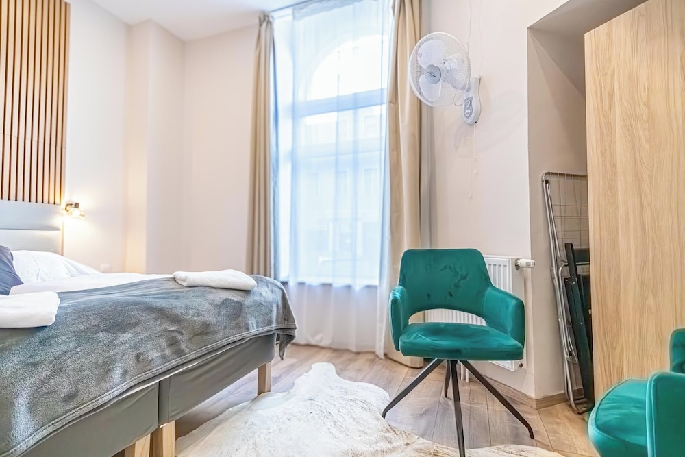 4BR Apt. for Groups 6-Min to Stadthalle
