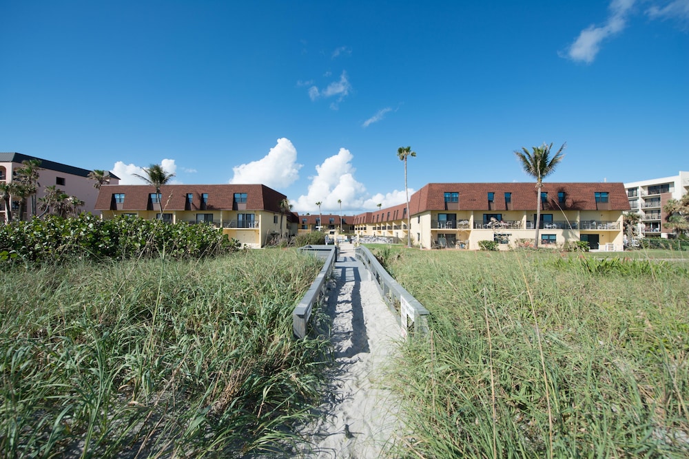 Cocoa Beach Club by Happy Palm Stays