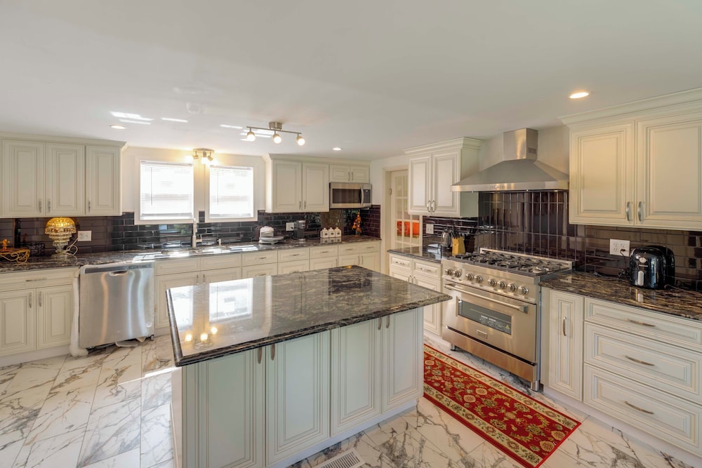 Near Lake Erie, Harbor & Parks: Conneaut Getaway!