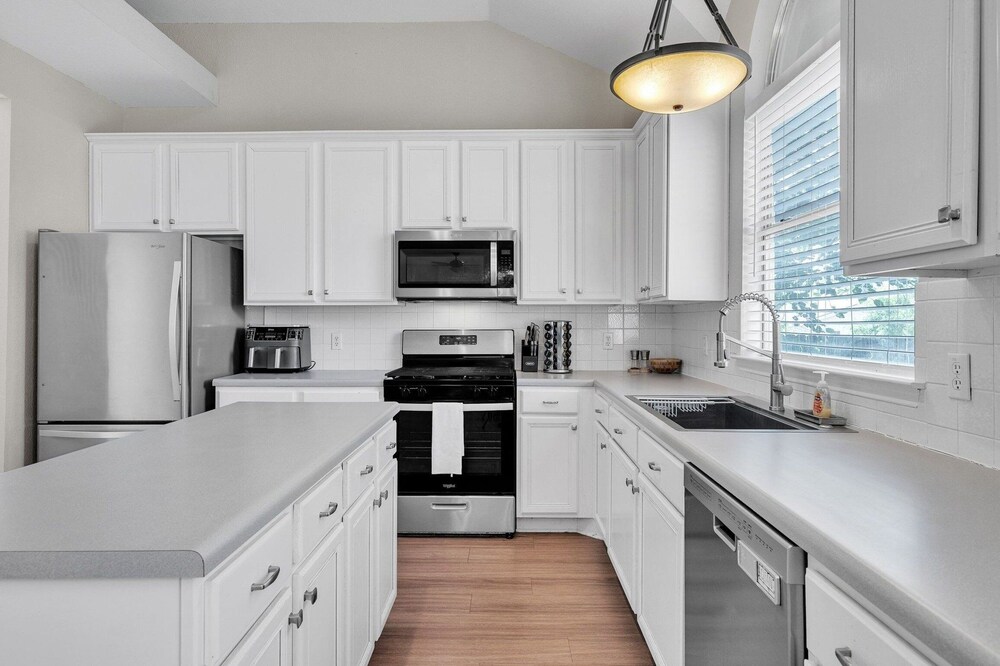Modern 4br Gem Chic Comfort In Austin 4 Bedroom Home