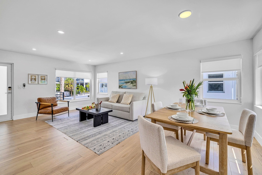 Beach Condo King Bed Lush Patio w BBQ Birch Key Seven