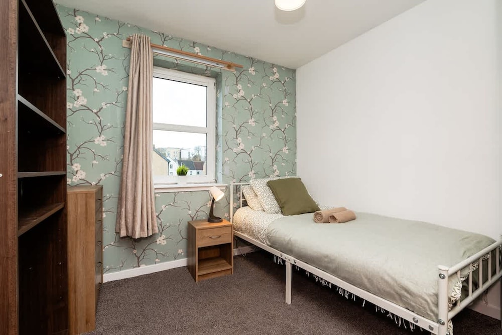 3 Bedroom House - Free Parking