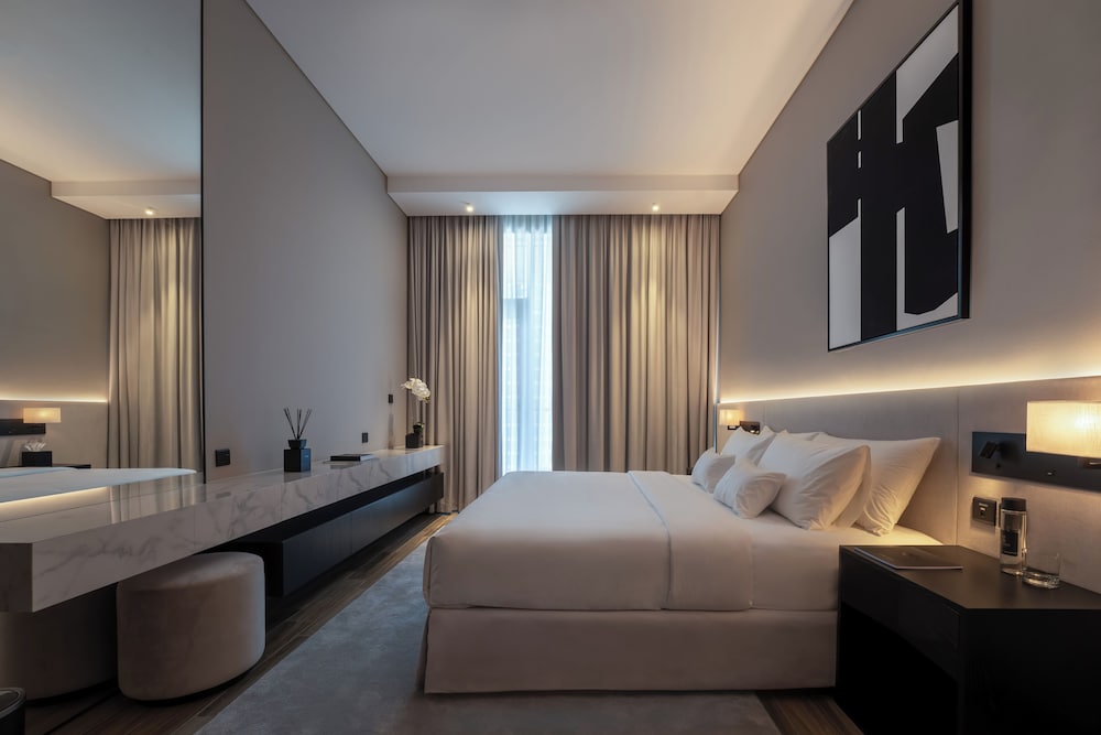 Lusso Hometels J One