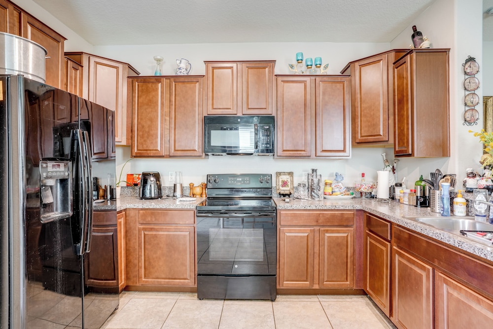 4 Mi to Brandon Exchange: Resort-style Townhome!