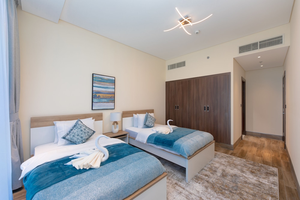 SIMPLY COMFORT Urban Chic Suites in J One Tower City & Canal Views