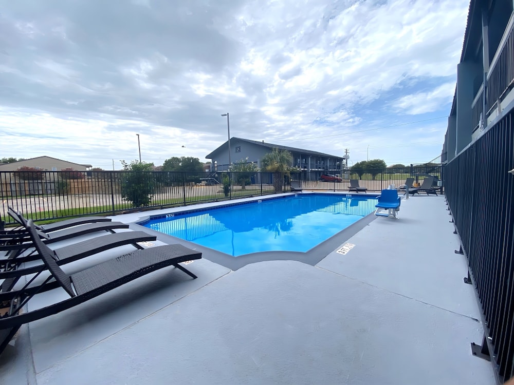 Days Inn & Suites by Wyndham Texas City