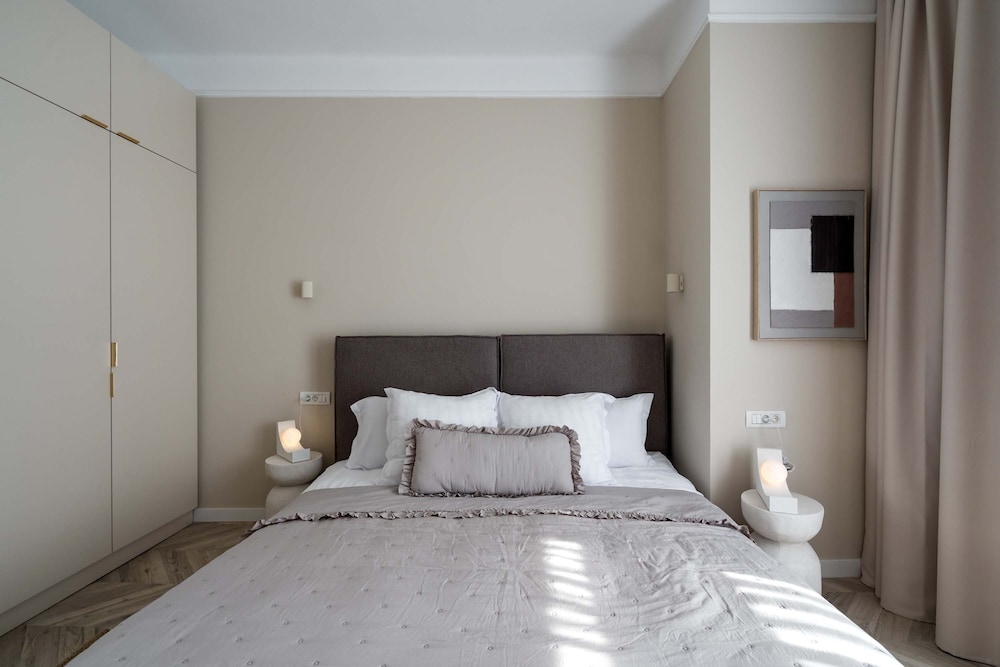 Elegant 3BR Retreat - Steps Away Cismigiu Gardens