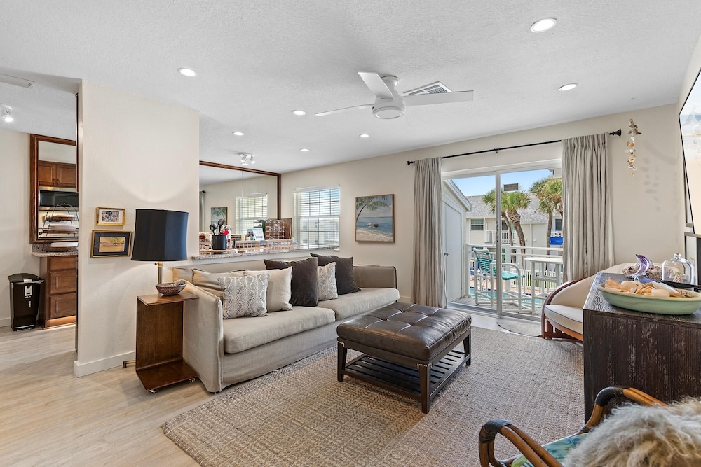 Colony Beach Club 246