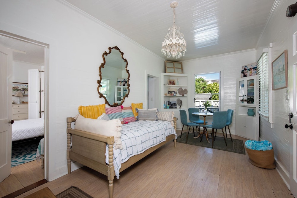 Island Serenity: Charming Watercolor Cottage Near Beach