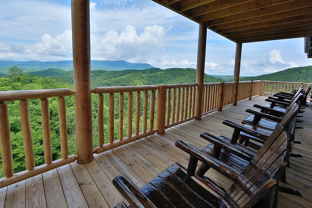 Picture Perfect 7 Br cabin by RedAwning
