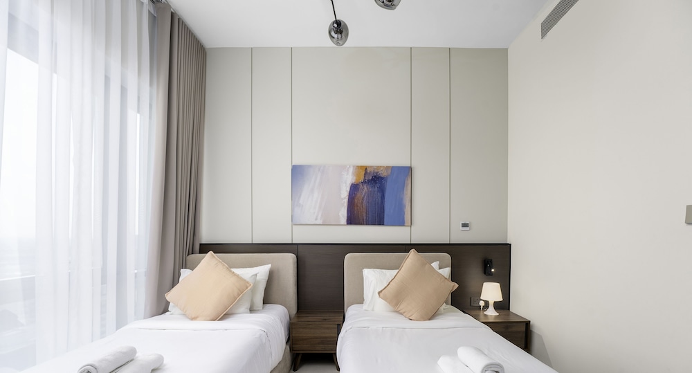 Chic 2 BR in Vida Residences Canal View