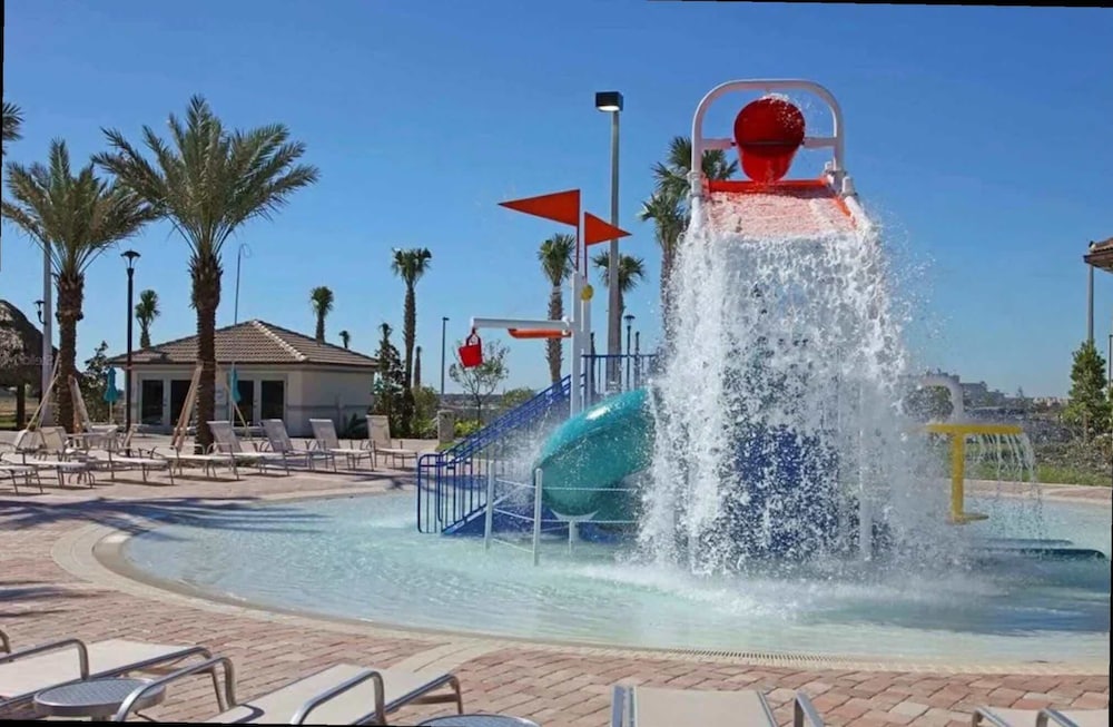 Stylish 4Bd w Lake View Pool Kids Themed Room