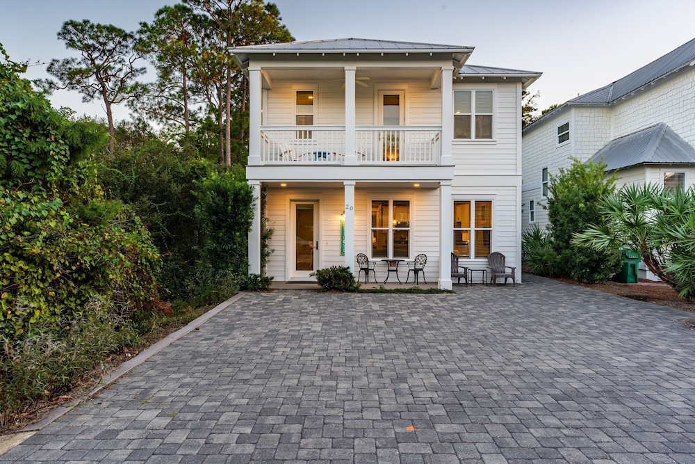 Gulf Coast Gem by Avantstay 3 Blocks to Beach Town Plaza Community Pool