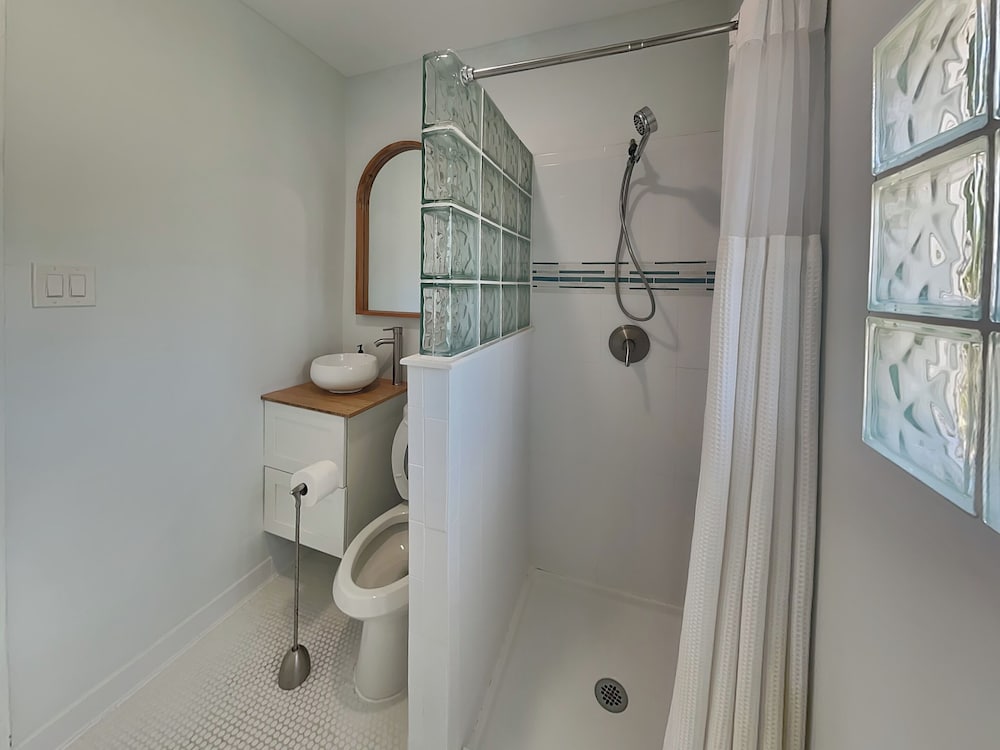 Sealy Street Duo by Ryson Vacation Rentals
