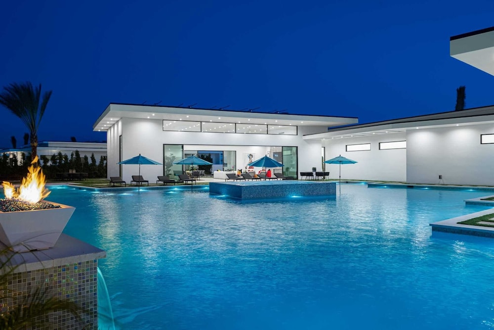 Sleeps 23 Luxury Villa w/ Pool, Hot Tub & Pickleball Court Bravo Villa 10