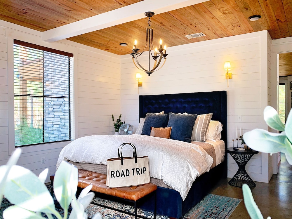 Sugarberry Farm Farmhouse! Firepit, Porch Swing